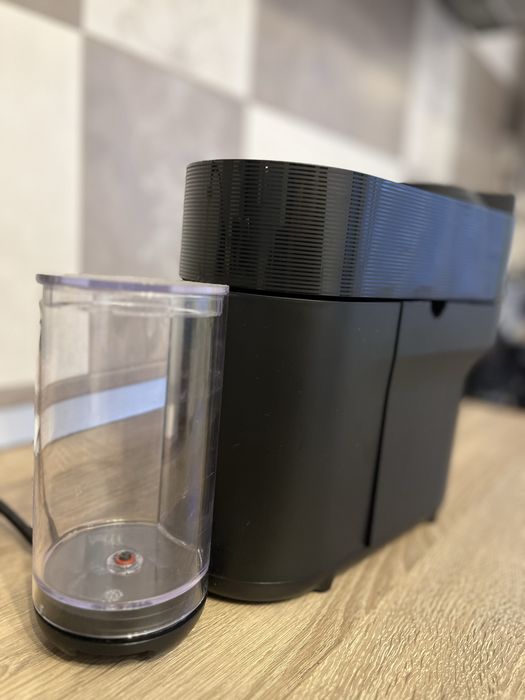 Aparat de cafea Nespresso Vertuo – aproape nou