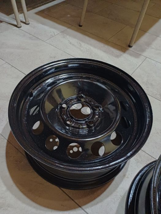 Vând 4 jante de tablă cu capace