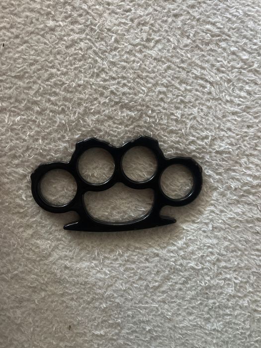 Rozeta(pumnal) negru simplu 2 cm grosime aliaj metal monturi ridicate.