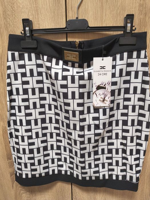 Елегантен дамски костюм