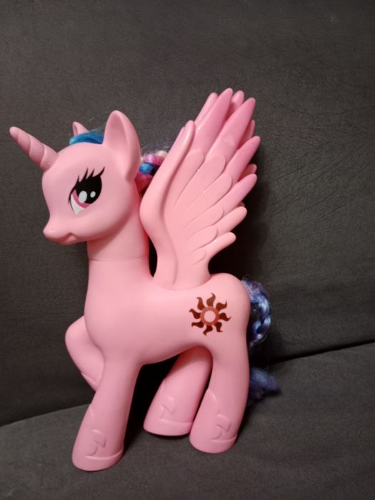 Пони большая поёт и светятся крылья