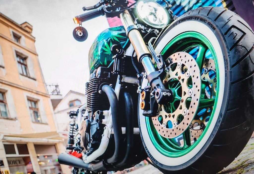 Yamaha XJR cafe racer