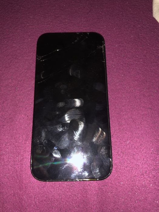Здравейте продавам iphone 14 Дисплея му е за смяна става и за части