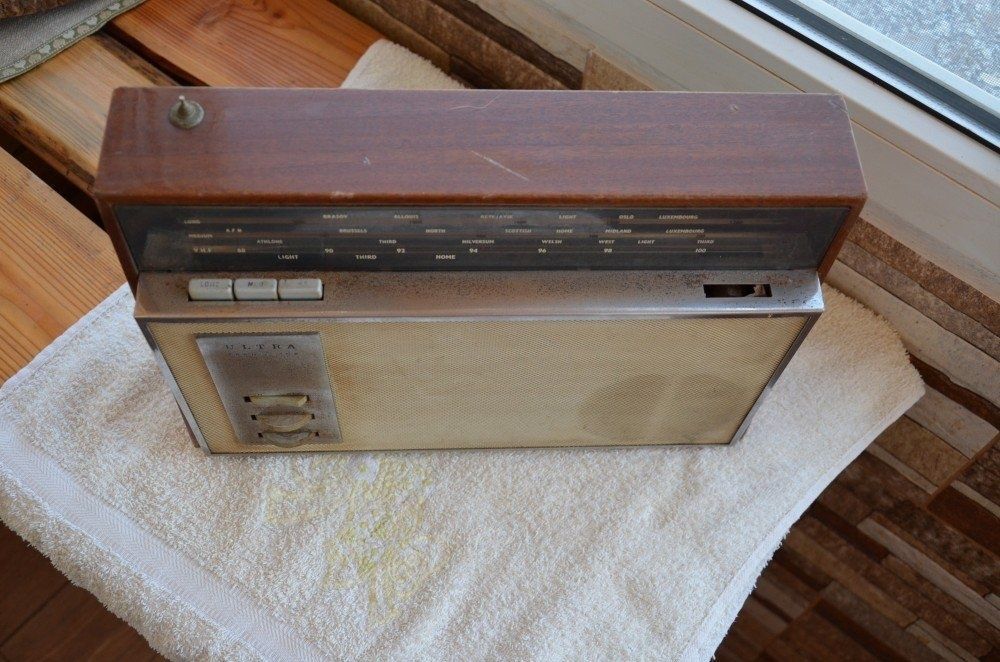 Aparat radio cu tranzistori anii 1950 /aparat radio Anglia / radio vin