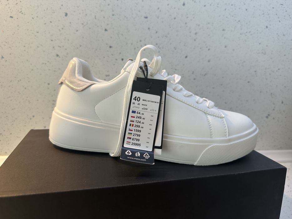 Бели кецове на MEXX