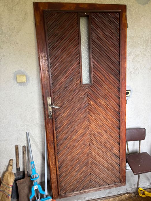 Дървена врата с каса