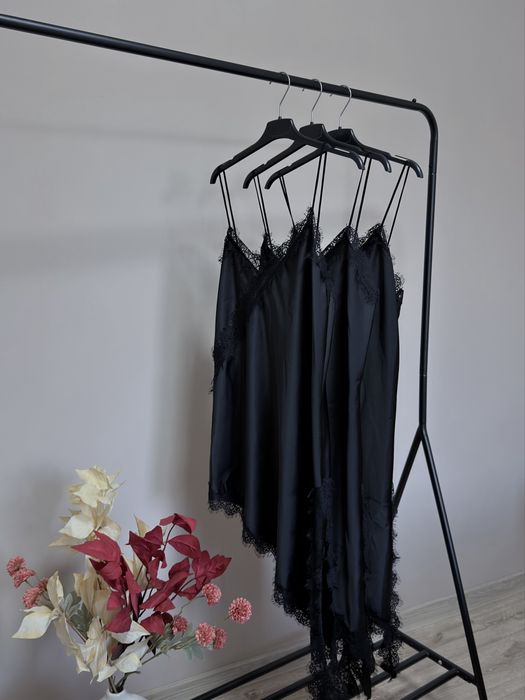 Сатенена рокля с дантела