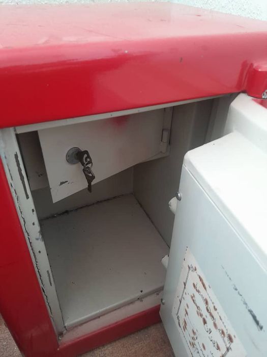 Продаётся сейф б.у.