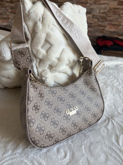 Guess чанта нова