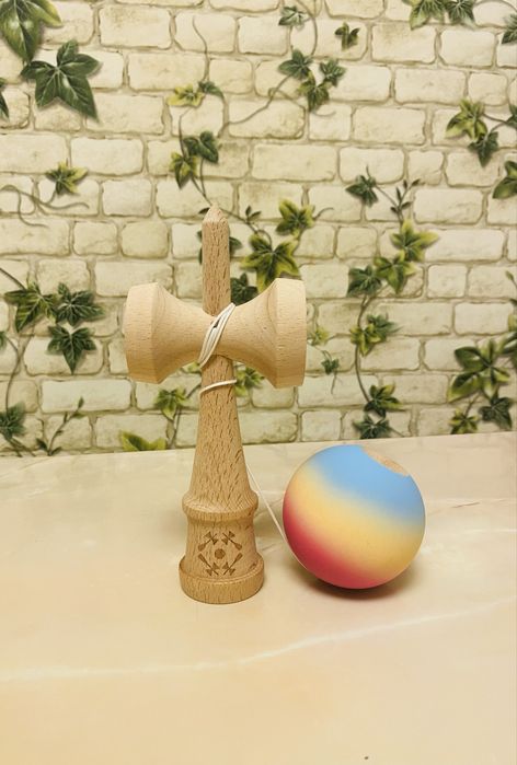 Kendama lemn bila mata.