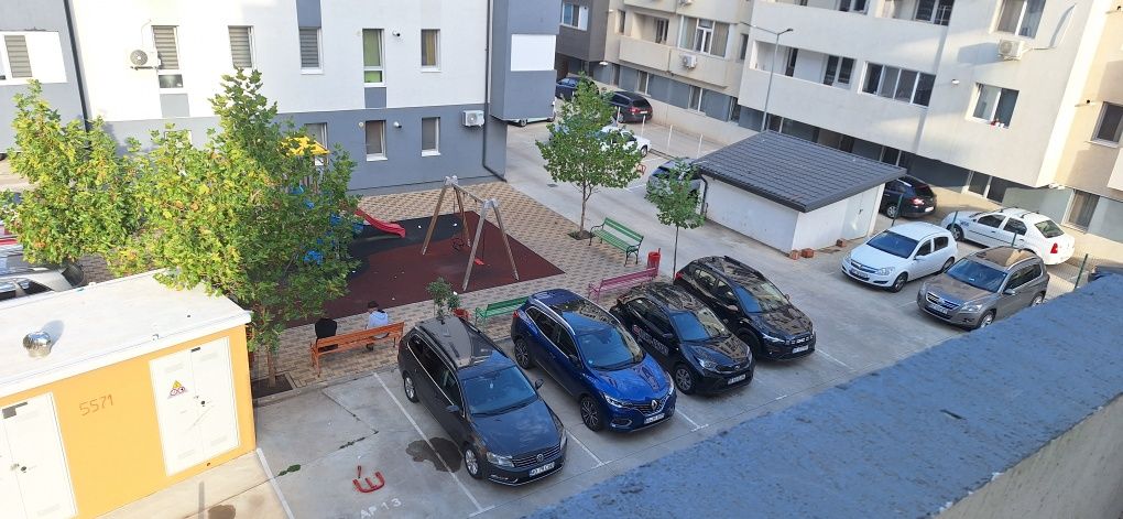 Închiriez studio