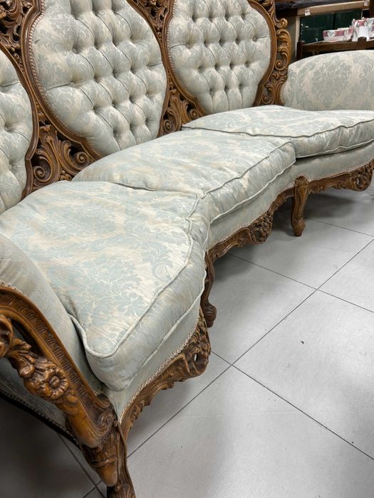 Троен диван с богата дърворезба и бледосиня дамаска.