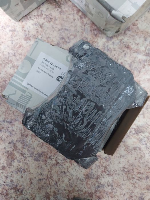 Тормозные колодки передние в оригинале на W223 Mercedes, S450,S500 Mer