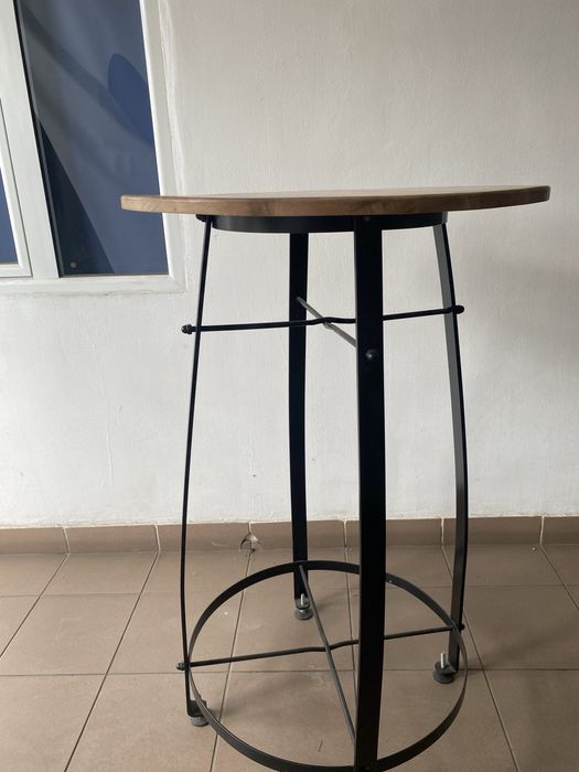 Masă înaltă industrială cu blat din lemn și picioare metalice