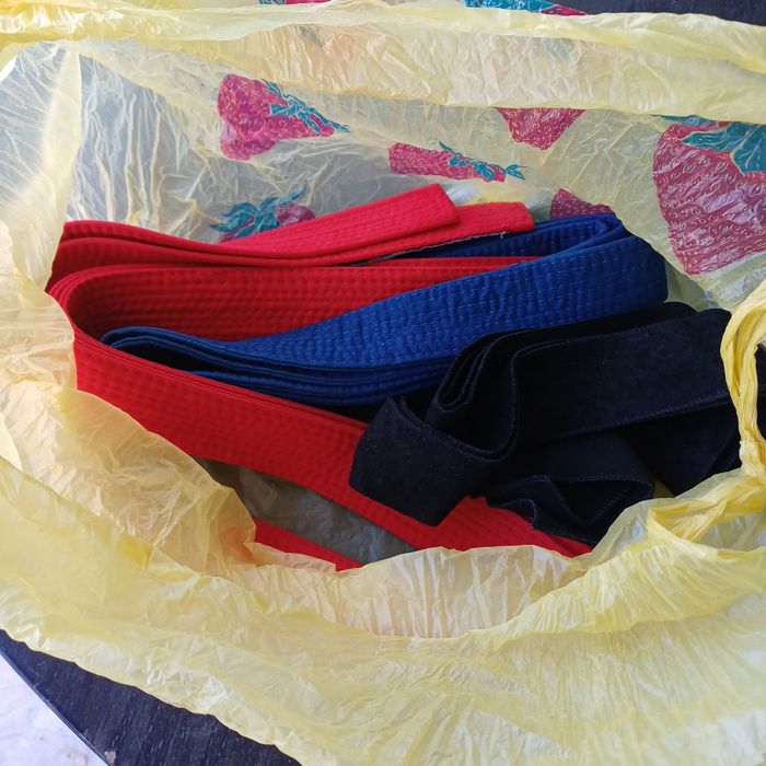 Пояса карате чёрный, красный синий