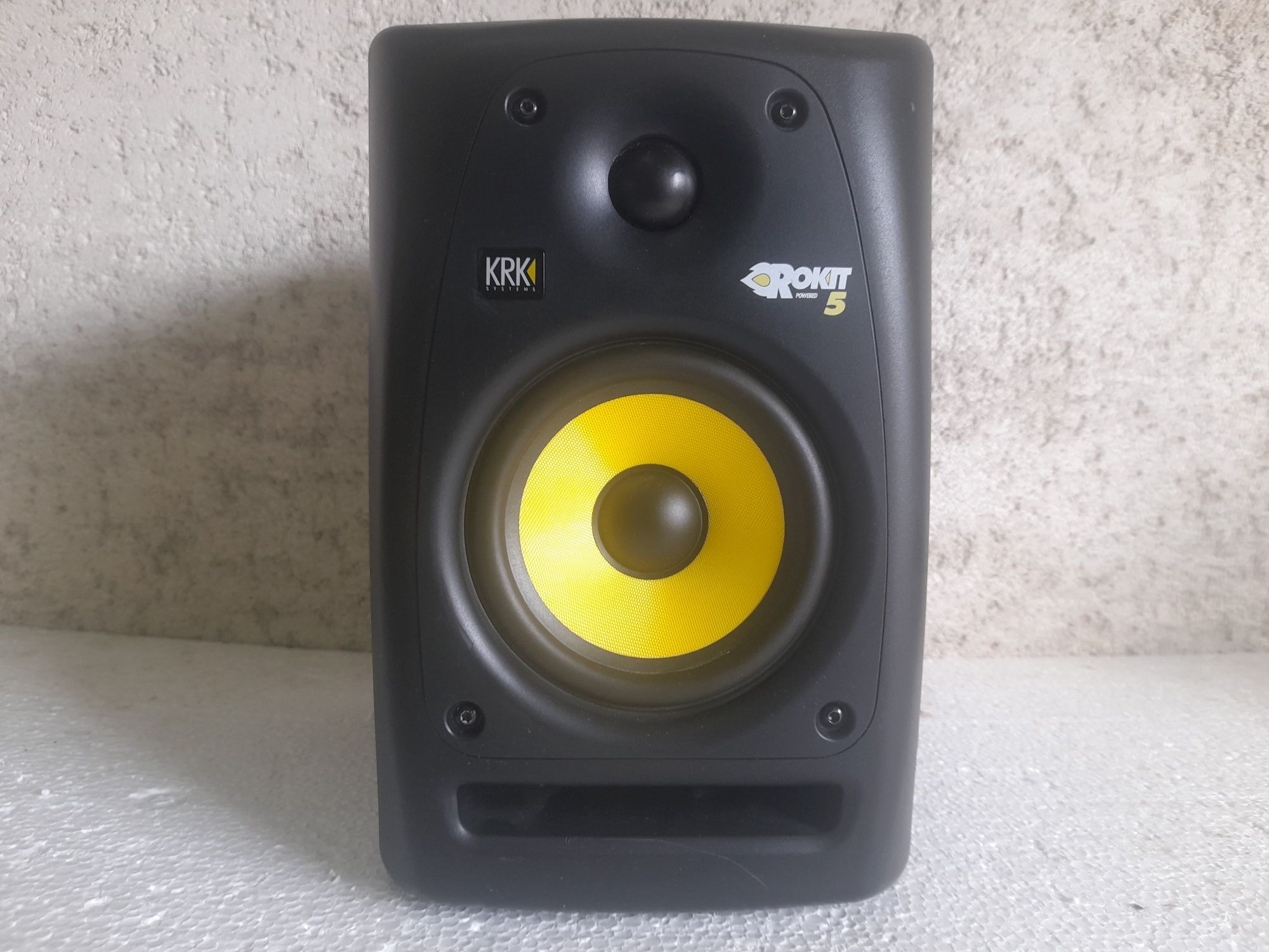 monitor studio KRK Rokit Powered 5 RPG2 
Diameter:  5"