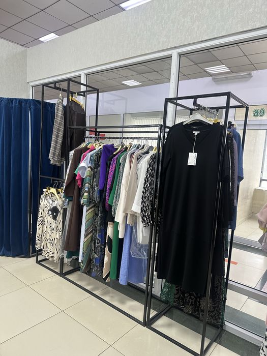 Стеллажи , зеркало , стоики