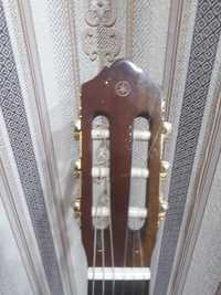 Gitara Yamaha akustichekskiy