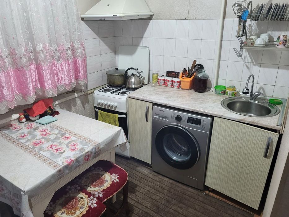 Юнусабад 14 кварталда 1 хона уй ижарага оилага еки 4 та кизга берилади