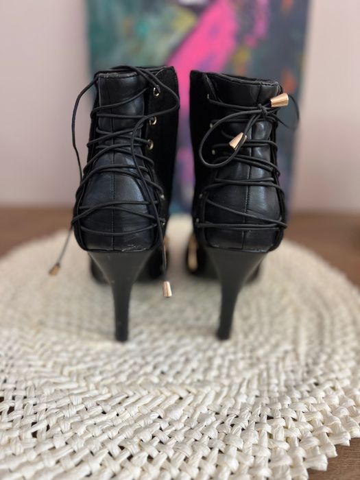 Черни велурени боти