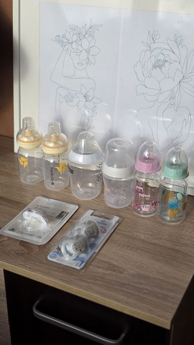 Vând 6 biberoane si 3 suzete noi