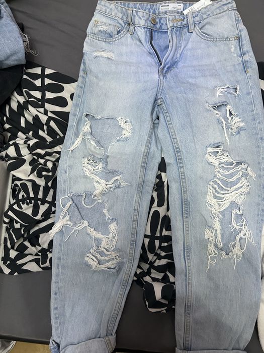 Скъсани сини дънки в добро състояние