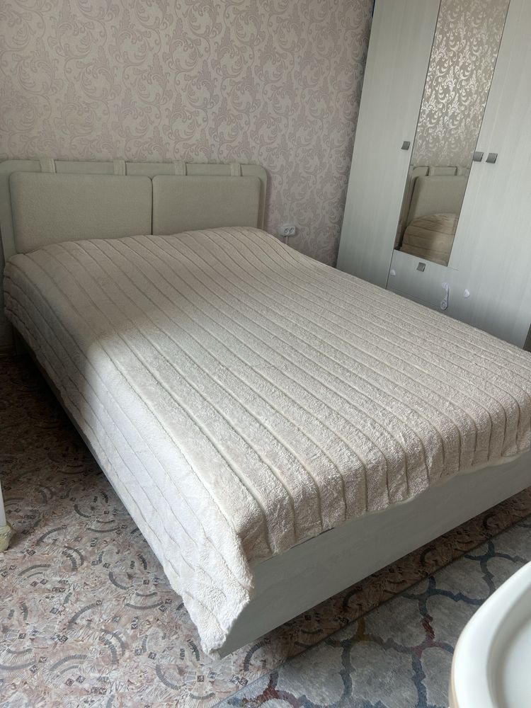 Продам 2х спальную кровать 140*200