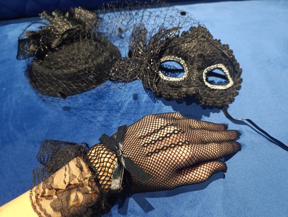 Карнавальный набор,маска ,перчатки,шляпа в  красном и чёрном цвете