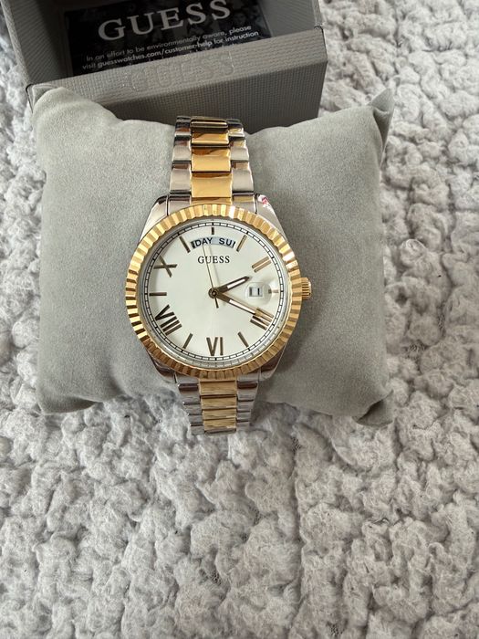 Часовник GUESS Чисто Нов !!