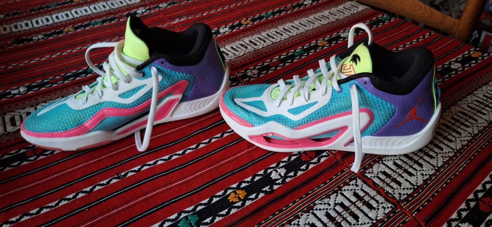 vând adidasi Jordan mărimea 43