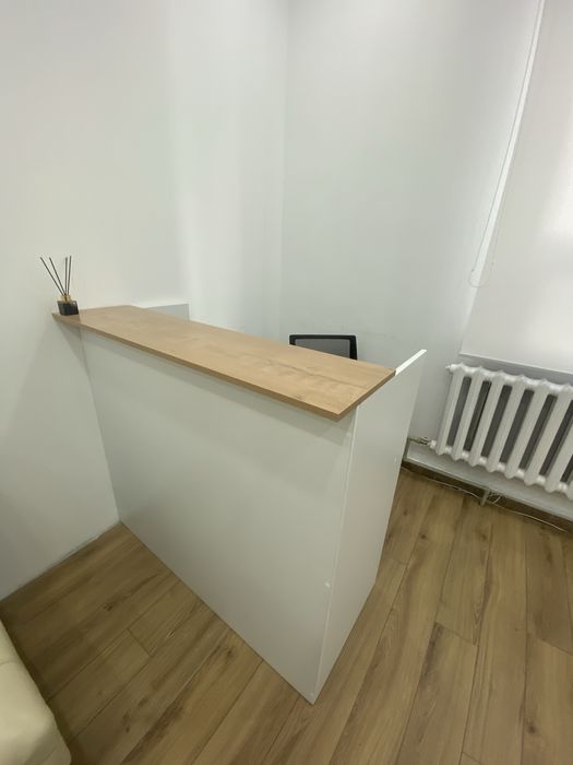 Ресепшн, столешница с раковиной, диван кожаный, кресло офисное