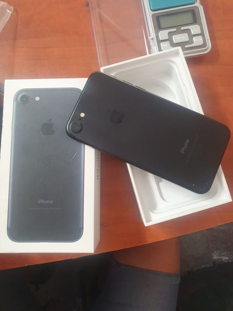 iphone 7 нямат забележи 2 броя 128 гб 88%батерия