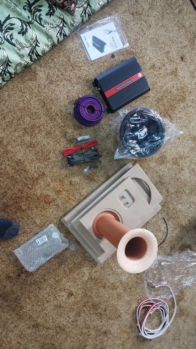 Сабвуфер. Усилитель. Корт для сабвуфера. Провода для сабвуфера.