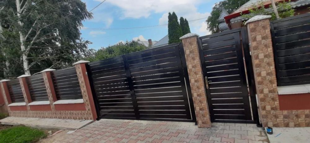 Gard. Din sipca metalica plasa bordurata.