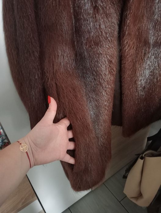 Vând blană naturală de nutrie cu guler de vulpe