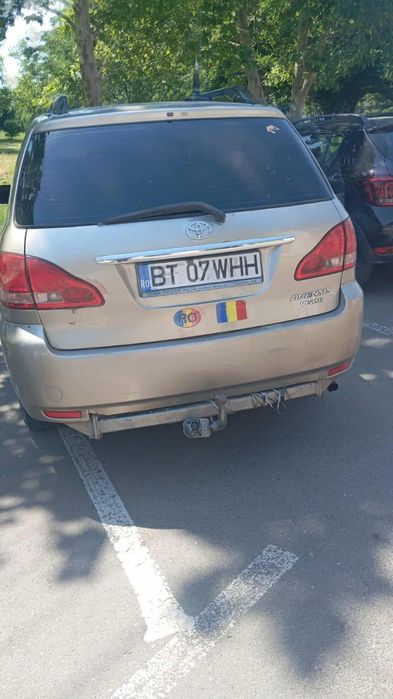 Vand Toyota avenisis cu radiatorul spart