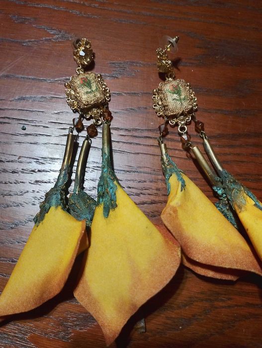 Обеци цвете с ръчно ушит гоблен