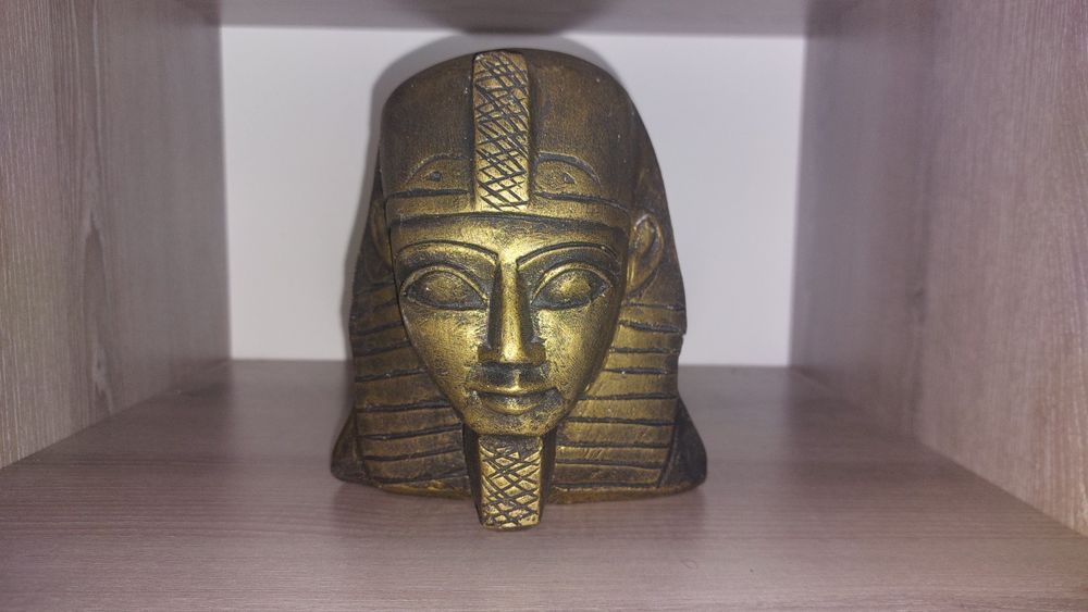 Бюст на египетски фараон. Неизвестен материал. Отлично състояние.