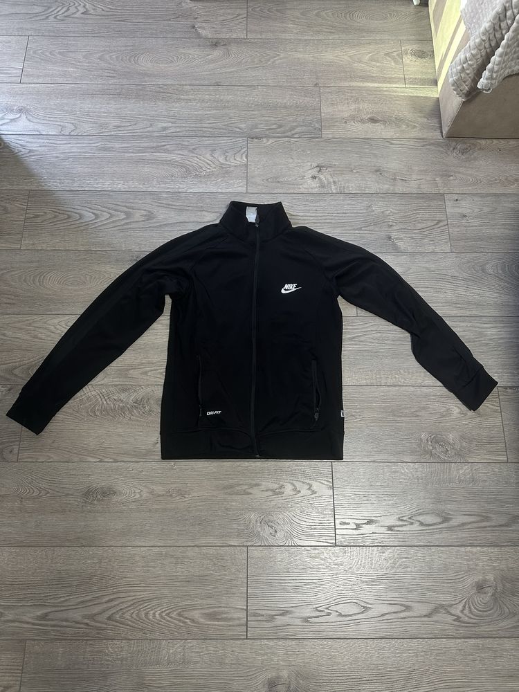 Nike екипче.