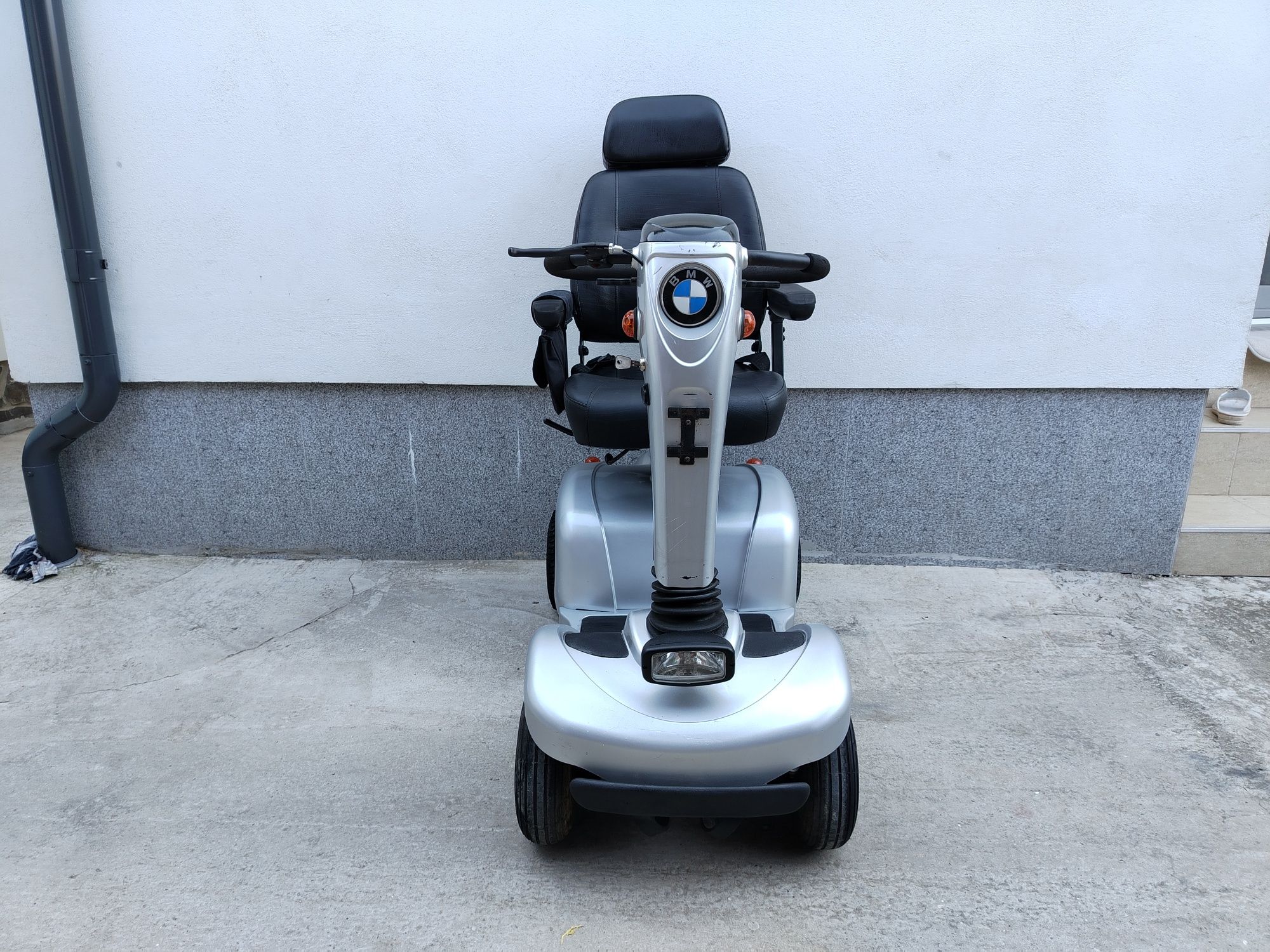Cărucior scuter electric persoane cu dizabilități