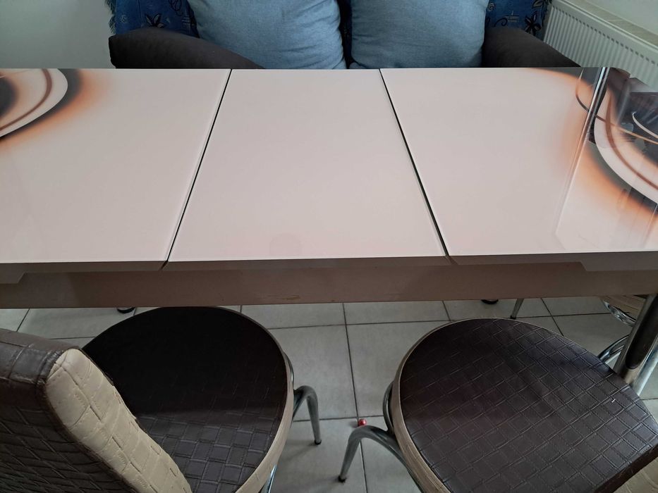 Masa de bucătărie extensibila cu scaune tapițate.