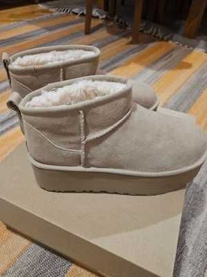UGG Classic Mini Platform ботуши нови, размер 41, бежов