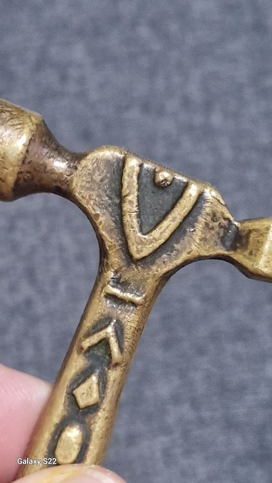 Desfăcător de bere bronz
