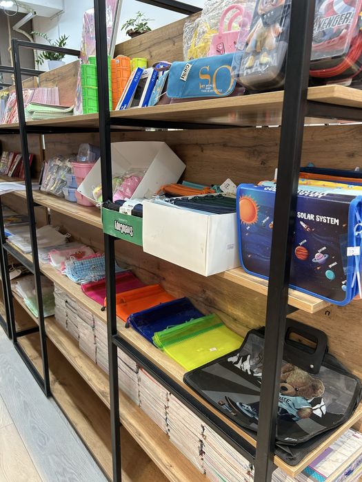 Современный стильный стелаж