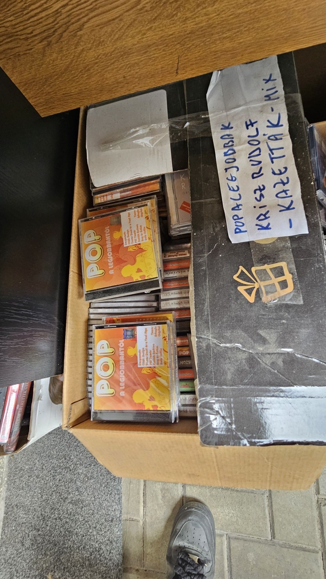 Colecție uriașă de CD-uri, casete și DVD-uri de vânzare