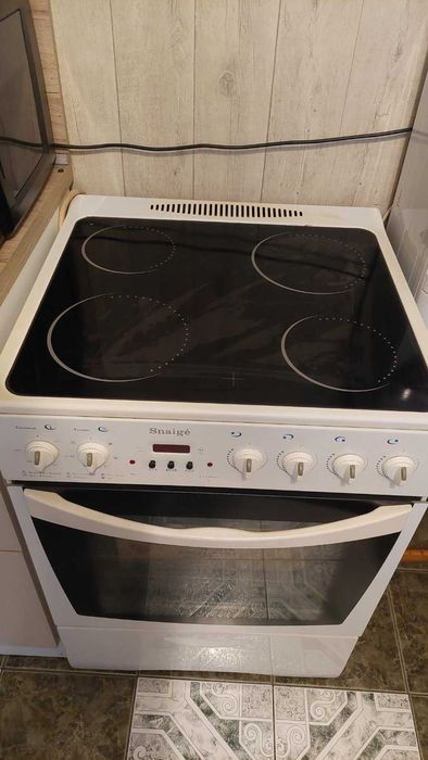 Продавам готварска печка "Снайге" стъклокерамичен плот и грил