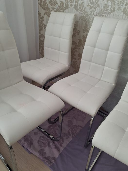 Patru scaune piele alba