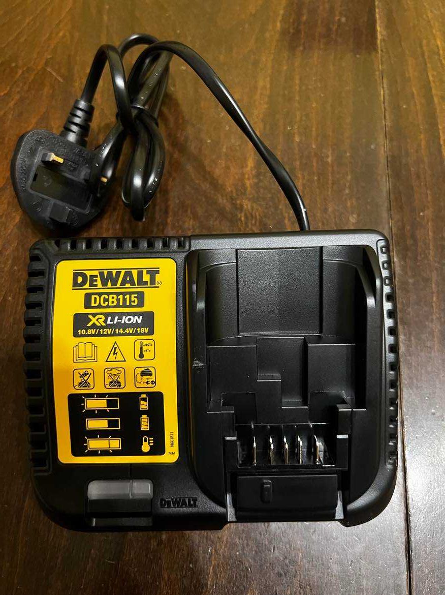 Комплект Ударен винтоверт безчетков DeWALT DCD778N с батерии и зарядно