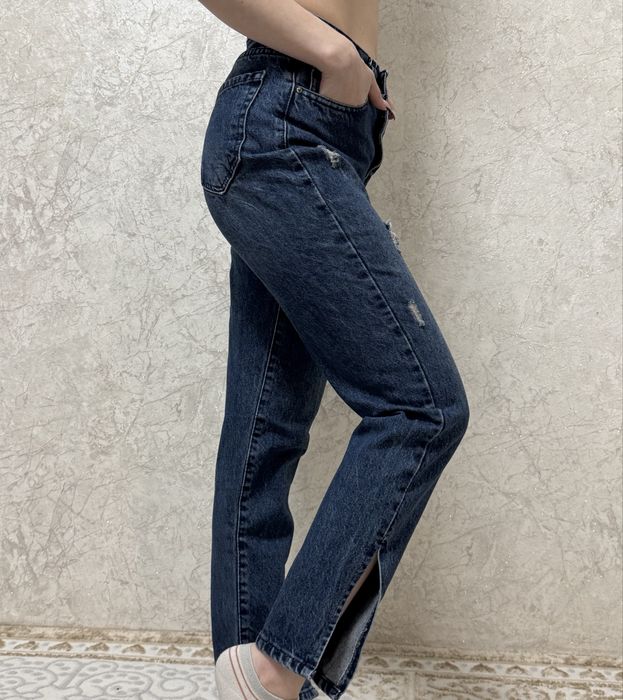 Джинсы мом с боку разрез