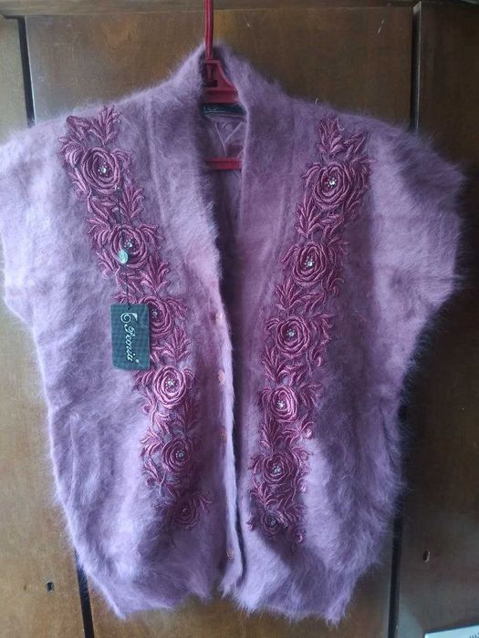 Кофта пуховая с вышивкой